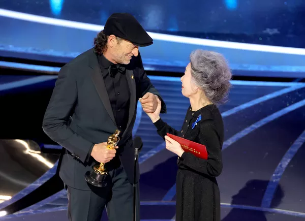 gshow's tweet photo. Lindo, lindo! 🥲🧡🏆 @TroyKotsur é o primeiro ator surdo a ganhar um Oscar e faz discurso na língua de sinais 👉https://t.co/93RtKeC3Td | #OscarNoGshow https://t.co/Go8X22jFyH