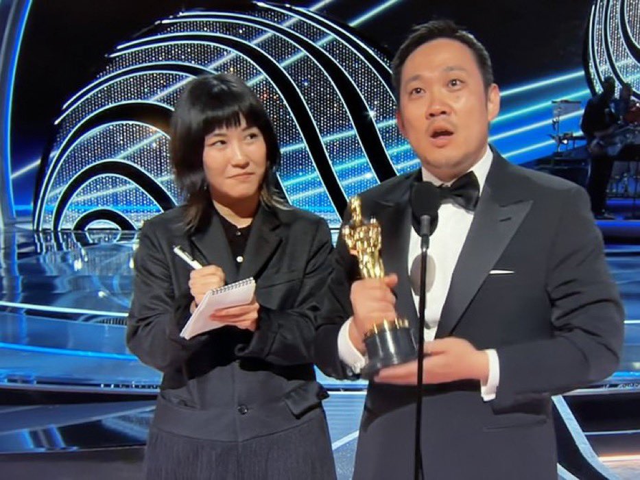 grets's tweet photo. Hoy no duermo si no averiguo por qué ella estaba tomando notas #Oscars https://t.co/YabRkhXU53