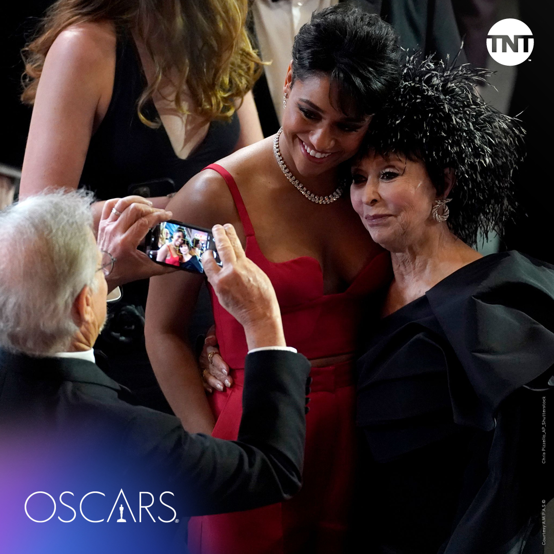 TNTLA's tweet image. Que #StevenSpielberg te tome una foto tiene que ser uno de los momentos más épicos de tu vida #Oscars