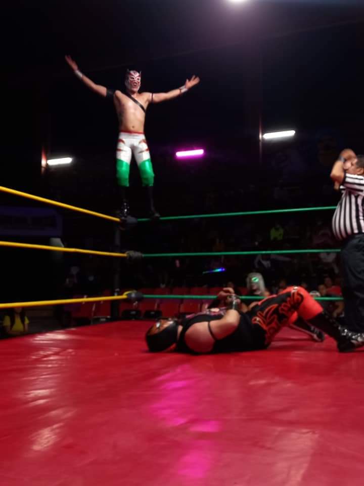 LaTijeraLucha's tweet photo. La primera lucha de #ArenaNeza es para la tercia técnica #Sol, #AguilaRoja y #GoldenPower ante #Dante, #ThunderStorm y #Kilvan, después de tanta espectacularidad y potencia la afición de #InvasionIndy premia la batalla con una lluvia de dinero para los 6 jóvenes luchadores... https://t.co/baFnaZpvJB