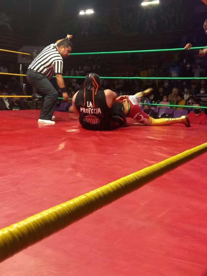 LaTijeraLucha's tweet photo. La primera lucha de #ArenaNeza es para la tercia técnica #Sol, #AguilaRoja y #GoldenPower ante #Dante, #ThunderStorm y #Kilvan, después de tanta espectacularidad y potencia la afición de #InvasionIndy premia la batalla con una lluvia de dinero para los 6 jóvenes luchadores... https://t.co/baFnaZpvJB