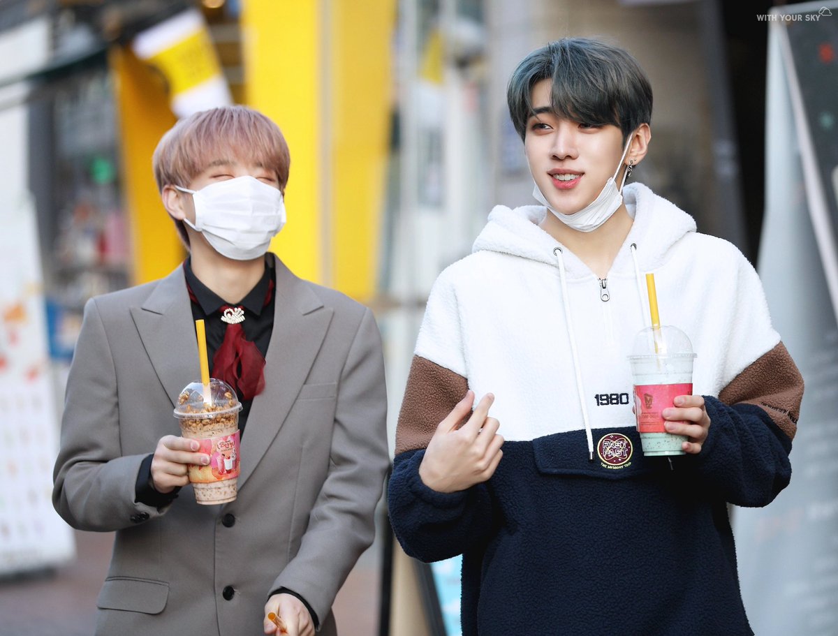 matchulvr's tweet photo. munik looks so smol here 😭💗 https://t.co/Gkj0cF7iP2