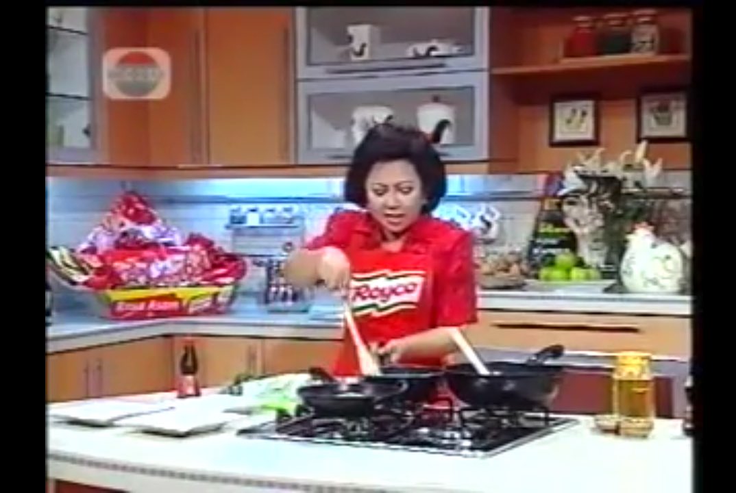 aan__'s tweet photo. Ga ngerti kenapa pada marah2 padahal bu mega dari dulu dah sering ngehost acara masak. Suka saat beliau bilang “Bagaimana pemirsa, mudah bukan untuk membuatnya?” https://t.co/QpCJZbFGIh