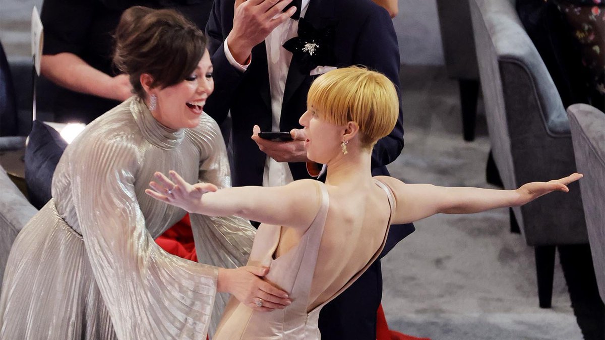 Caption this! What's going on here with #TheLostDaughter stars Olivia Colman and Jessie Buckley? #Oscars #Oscars2022