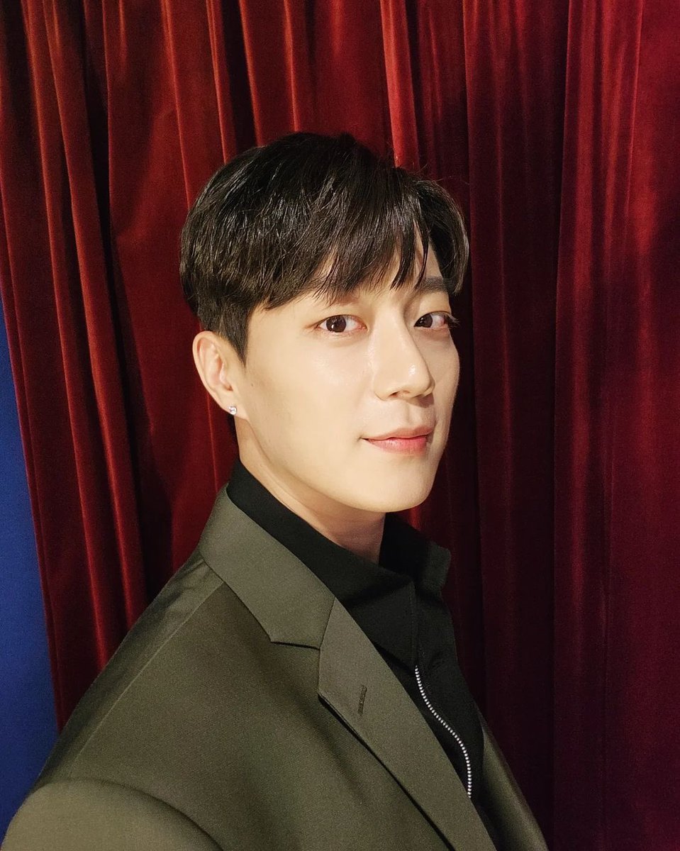 HIGHLIGHTFans's tweet photo. 220328 YOON DUJUN IG UPDATE 💙

"สัปดาห์แรกของการโปรโมทที่ยุ่งแต่สนุกได้ผ่านไปแล้วครับ! ขอบคุณไลท์ที่ให้กำลังใจพวกเราด้วยนะครับ! สัปดาห์นี้ก็ไฟท์ติ้ง!!!!!อุรัชชา!!"

#하이라이트 #HIGHLIGHT
#윤두준 #YOONDUJUN  
#데이드림 #DAYDREAM https://t.co/DFXqnvD8wU
