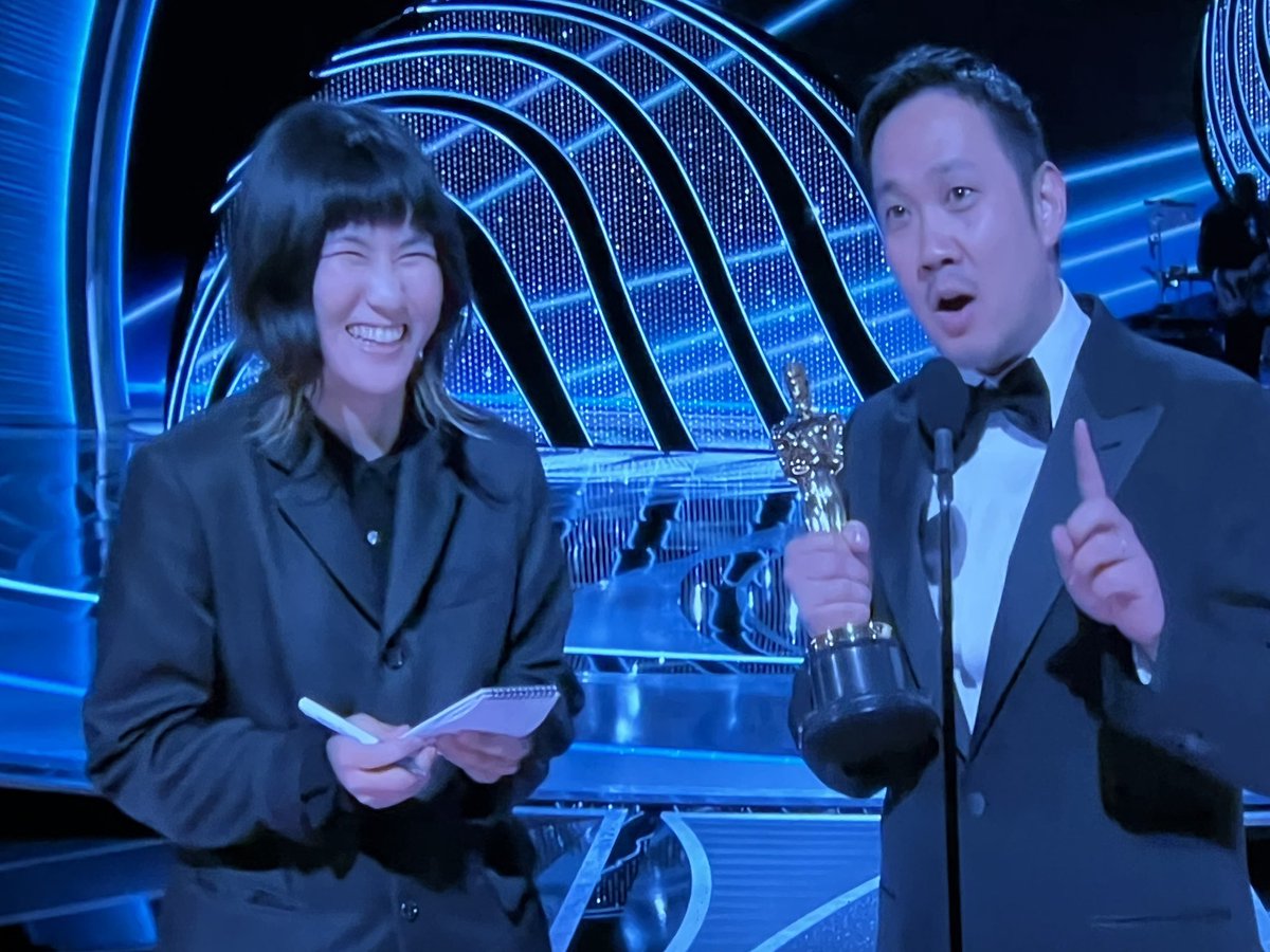 Aiko Masubuchi <a href="/eye_ko_tai_ko/">Eye_ko</a> who helped make our special feature for Labyrinth of Cinema, at the Oscars stage with director Ryusuke Hamaguchi!