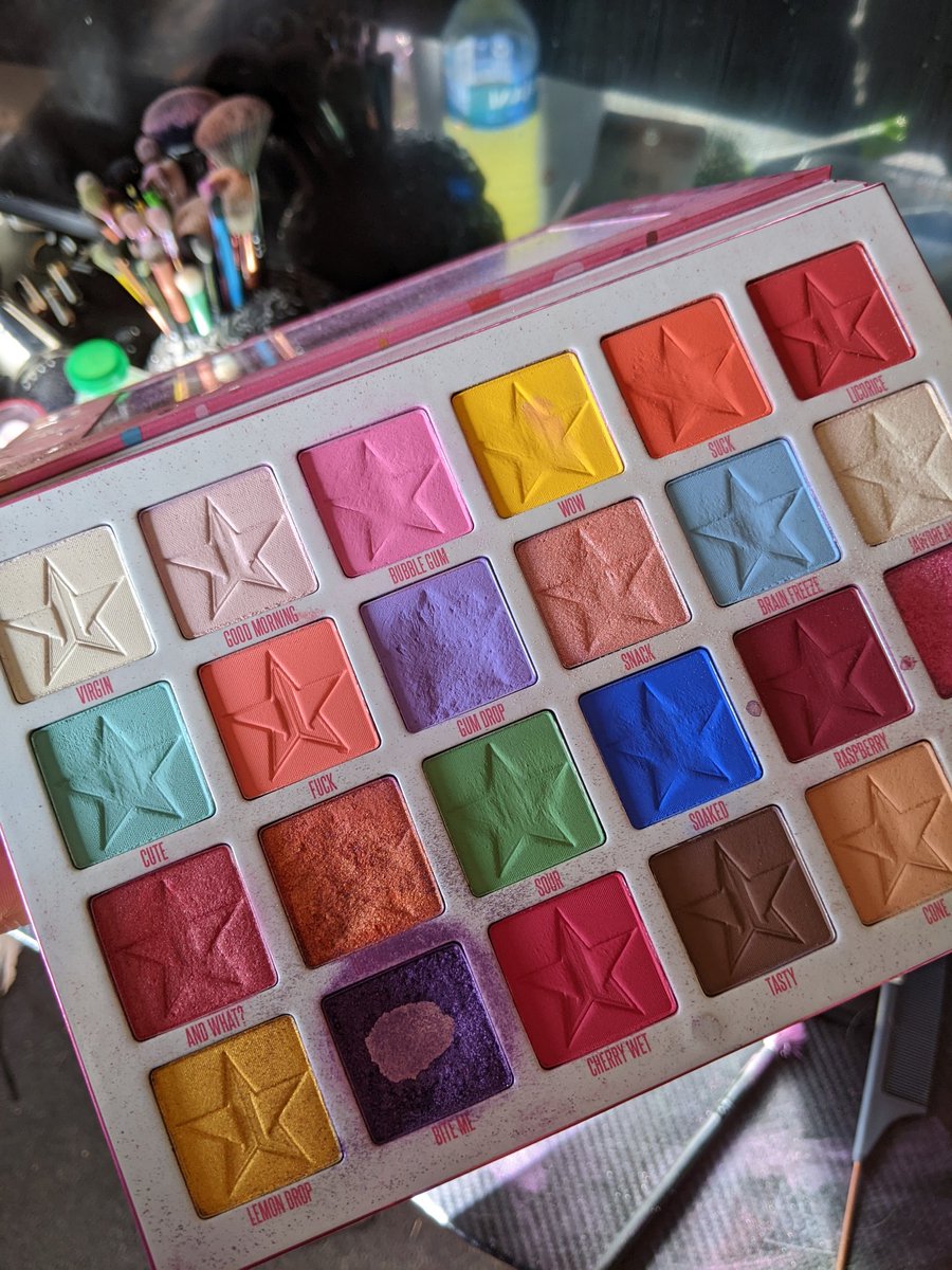 GingerWhoNerd's tweet photo. First time hitting pan on any palette I've ever owned! My twins had a mermaid party today so we broke out #Jawbreaker to do some mermaid makeup. 🖤 @JeffreeStar  They were so excited to get to wear your makeup to the party! 🤣 https://t.co/2lHGcD4oM9
