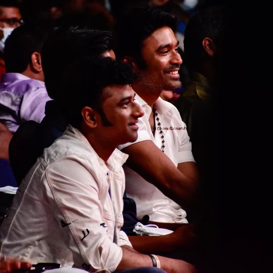 Dharun__Offl's tweet photo. Happiest Birthday Bro @Dfan_chocoboy ❤️
Have a great year ahead.. 🤗 https://t.co/YdHABUrKlc
