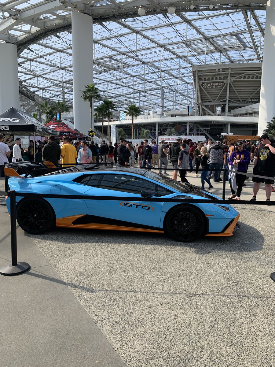 LazarSpeed's tweet photo. absolutely insane experience. got to meet the legends @GoJamesbotGo @JJtoob. mission complete 💯 https://t.co/dveybiUfhF