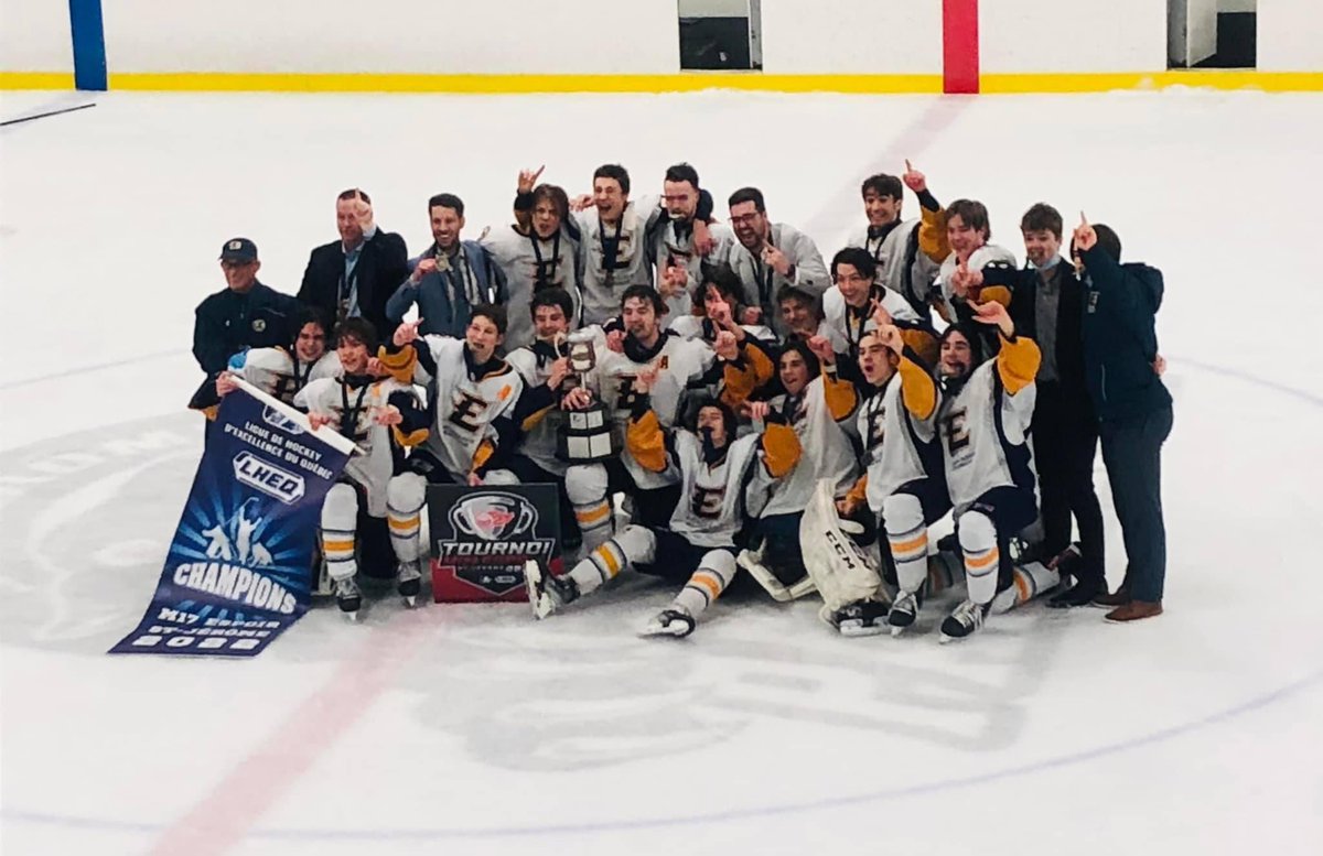 EstacadesHockey's tweet photo. CHAMPIONS ! 🏆

Notre équipe M17 Espoir est championne du tournoi de St-Jérome. 🔥

#GrandirEnsemble https://t.co/wXY87T3mWT