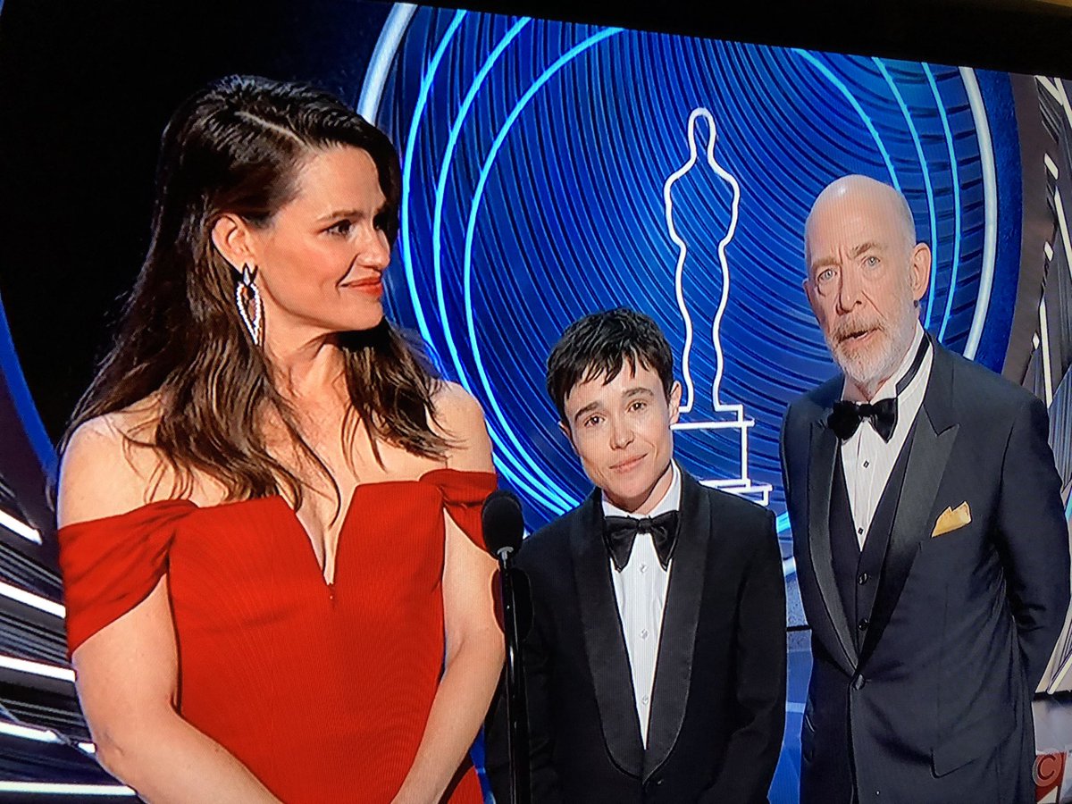 RachinTO's tweet photo. Ummmm.   Who knew Jennifer Garner was a lovely giant and Elliot Page is actually a handsome stunning pocket partner built for ME!!!!  “Juno” was my everything when it came out!! #Oscars2022 https://t.co/F15cYMbdZv