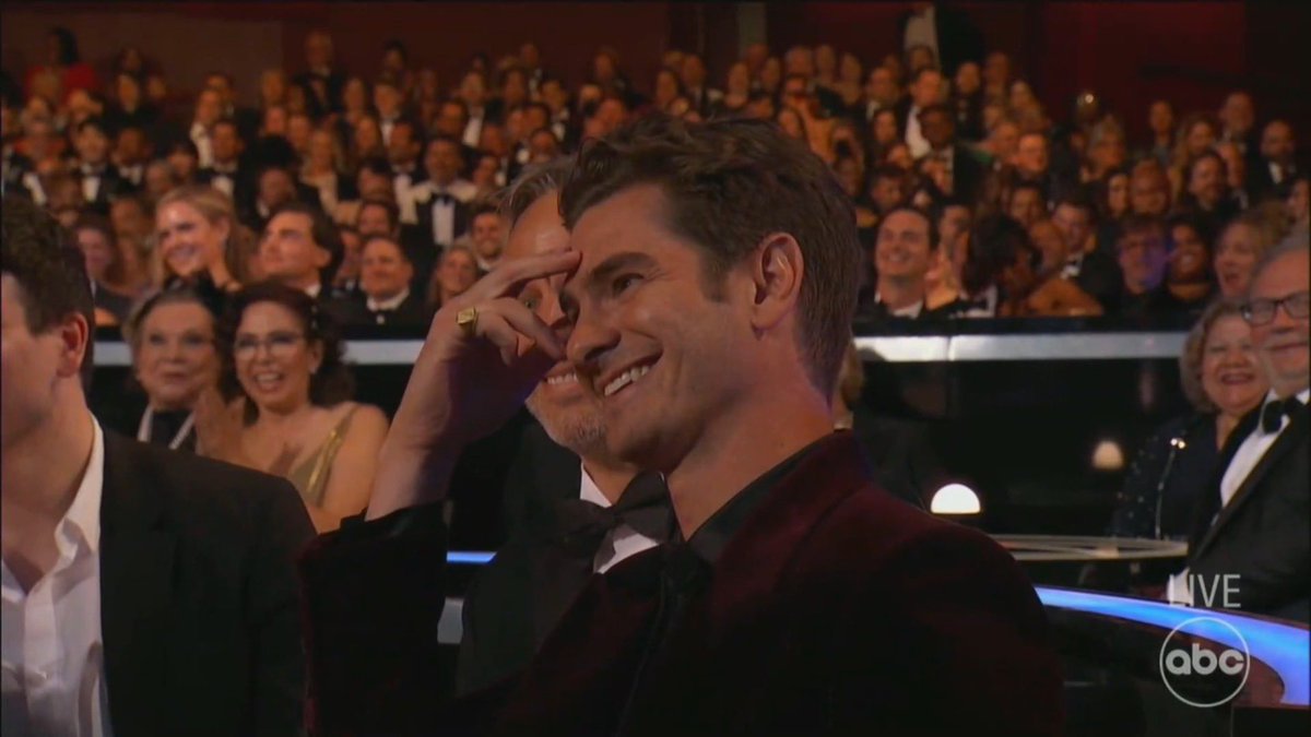 aelinbegins's tweet photo. *câmera do oscar foca no andrew*

andrew garfield: 😆😁😄

#Oscars https://t.co/Rscc4sniKV