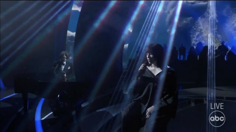 PopBase's tweet photo. Billie Eilish and Finneas performing “No Time To Die” at the #Oscars. https://t.co/OotibMzQrN
