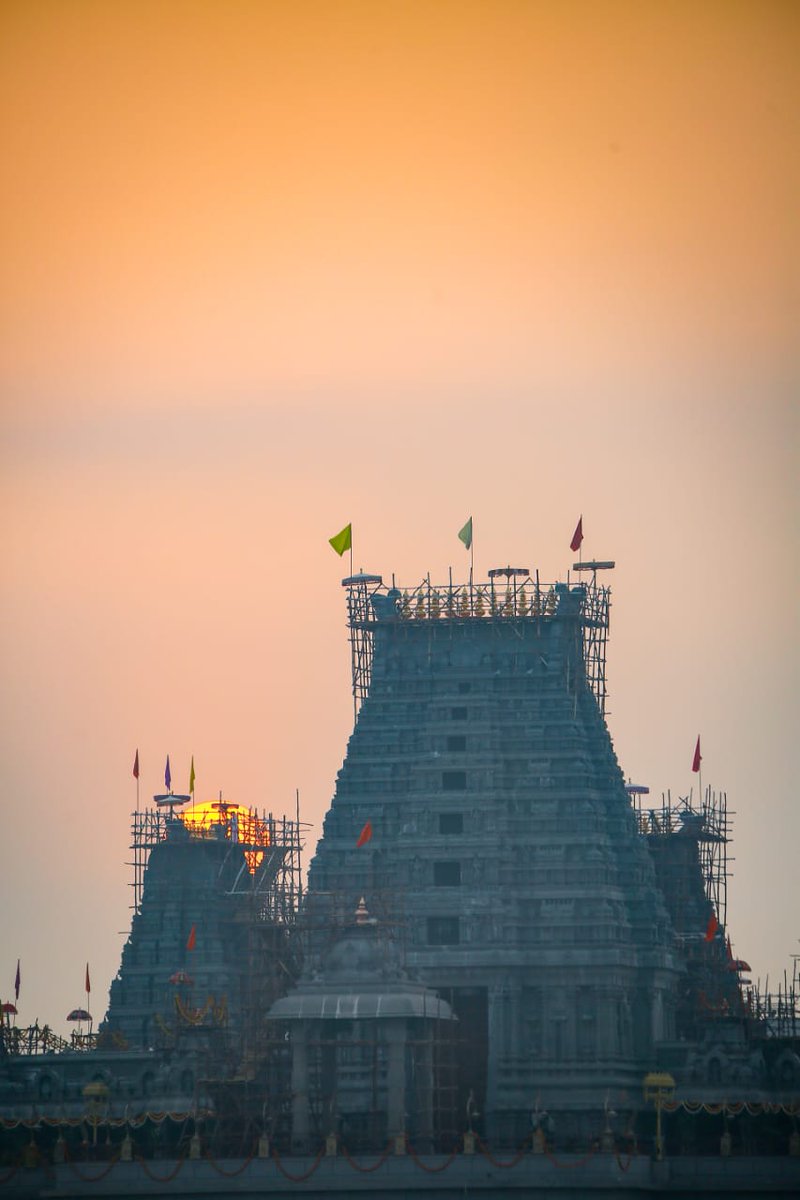 RaoKavitha's tweet photo. Today’s Sunrise at the #yadadritemple - simply beautiful, historic and with a promise to guide generations for centuries. 
A spiritual journey is ready to begin to inculcate discipline &amp; pass on our values to the future generations.
#యాదాద్రి https://t.co/FvOXKqECBN