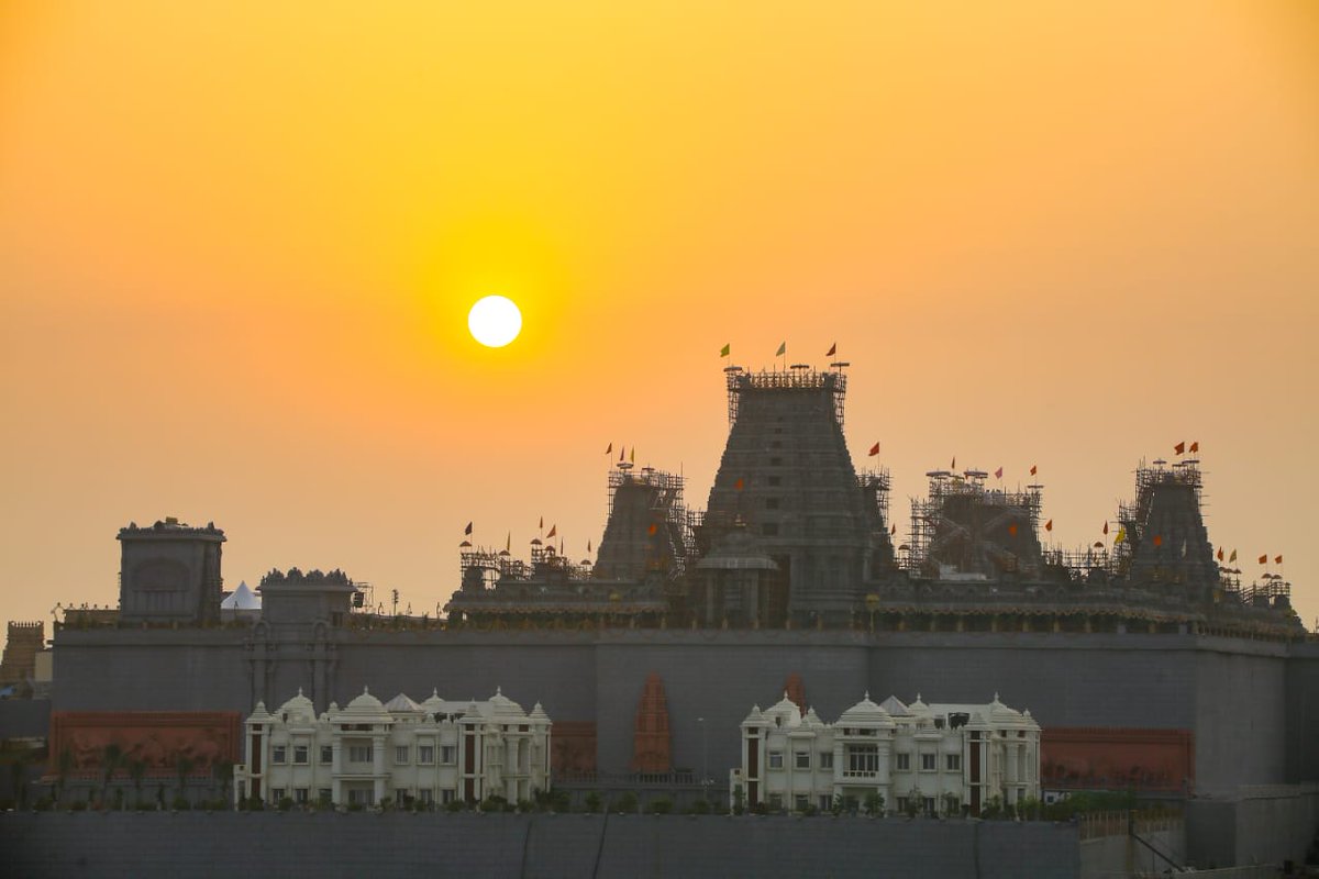 RaoKavitha's tweet photo. Today’s Sunrise at the #yadadritemple - simply beautiful, historic and with a promise to guide generations for centuries. 
A spiritual journey is ready to begin to inculcate discipline &amp; pass on our values to the future generations.
#యాదాద్రి https://t.co/FvOXKqECBN