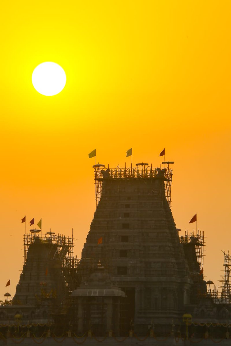 RaoKavitha's tweet photo. Today’s Sunrise at the #yadadritemple - simply beautiful, historic and with a promise to guide generations for centuries. 
A spiritual journey is ready to begin to inculcate discipline &amp; pass on our values to the future generations.
#యాదాద్రి https://t.co/FvOXKqECBN