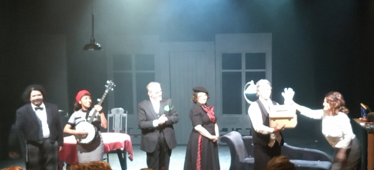artjimboc's tweet photo. Muchas gracias a @HablarDeTeatro por la invitación para ver "Un Banjo y Dos Muertos", está muy divertida 🤣 https://t.co/zAvSLdA2AM