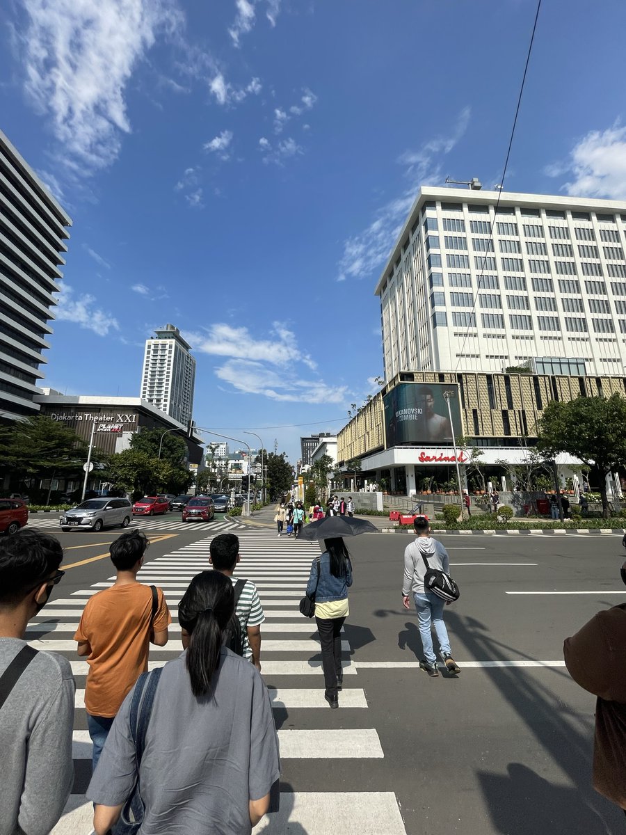 adriansyahyasin's tweet image. Sarinah ini adalah salah satu katalis bangunan ramah manusia di Jakarta

Langsung tersambung ke Transjakarta dengan akses sebidang, dengan ruang terbuka yang menyatu dengan fisik trotoar. Sebuah kelangkaan yang harusnya jadi lumrah di Jakarta

Masa depan Jakarta ya harusnya ini