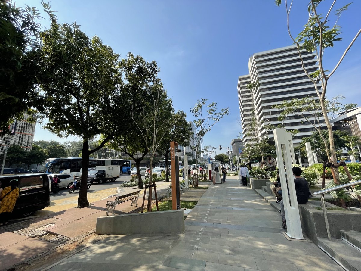 adriansyahyasin's tweet image. Sarinah ini adalah salah satu katalis bangunan ramah manusia di Jakarta

Langsung tersambung ke Transjakarta dengan akses sebidang, dengan ruang terbuka yang menyatu dengan fisik trotoar. Sebuah kelangkaan yang harusnya jadi lumrah di Jakarta

Masa depan Jakarta ya harusnya ini