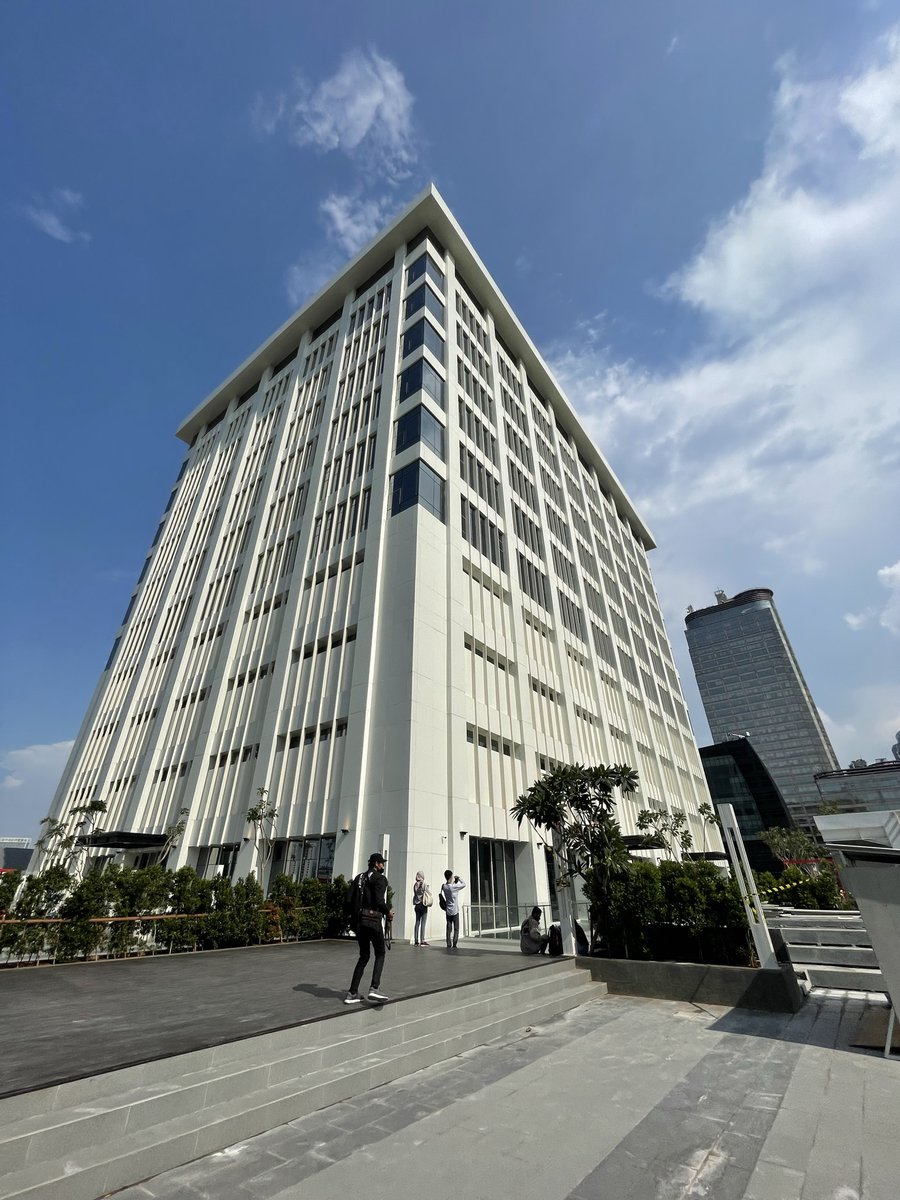 adriansyahyasin's tweet image. Sarinah ini adalah salah satu katalis bangunan ramah manusia di Jakarta

Langsung tersambung ke Transjakarta dengan akses sebidang, dengan ruang terbuka yang menyatu dengan fisik trotoar. Sebuah kelangkaan yang harusnya jadi lumrah di Jakarta

Masa depan Jakarta ya harusnya ini