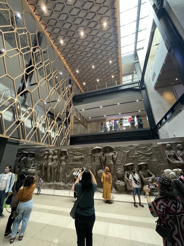 adriansyahyasin's tweet image. Sarinah ini adalah salah satu katalis bangunan ramah manusia di Jakarta

Langsung tersambung ke Transjakarta dengan akses sebidang, dengan ruang terbuka yang menyatu dengan fisik trotoar. Sebuah kelangkaan yang harusnya jadi lumrah di Jakarta

Masa depan Jakarta ya harusnya ini