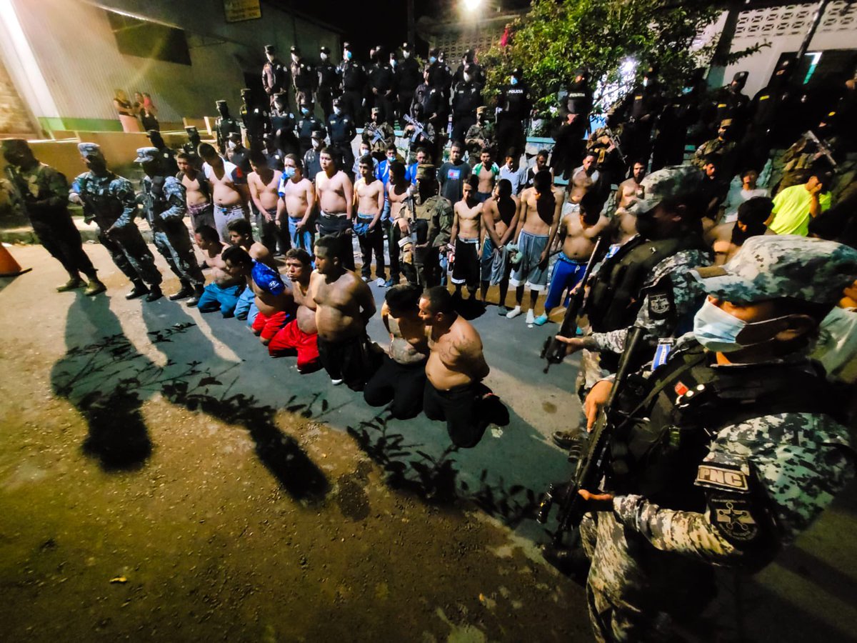 La <a href="/PNCSV/">PNC El Salvador</a> presentó a más de 40 pandilleros de 576 capturados tras la escalada de homicidios.