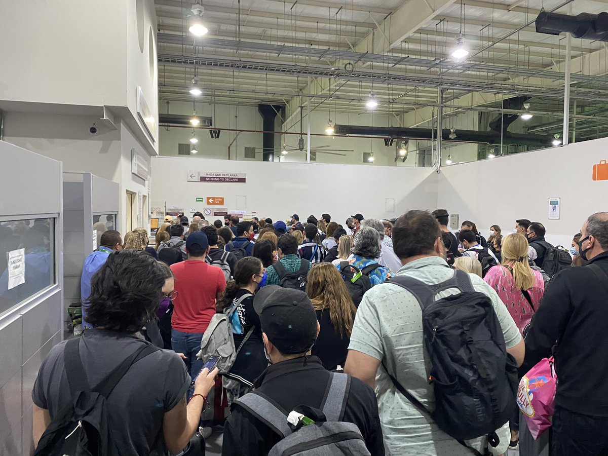 mikebichara's tweet photo. Esto no puede suceder en el @AeropuertoDeMTY. Son empresas privadas de calidad mundial. La 1er fila es del @INAMI_mx y la 2da de aduanas @SATMX. https://t.co/Bzk7vI8QUX