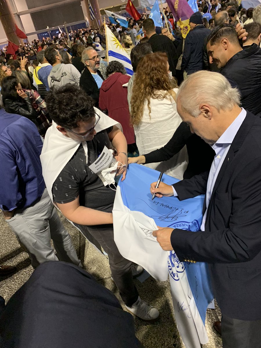 Es todo alegría en la plaza independencia. Uruguay NO derogó. 
<a href="/IturraldeVPablo/">Pablo L. Iturralde Viñas</a> y los militantes de todos los días!