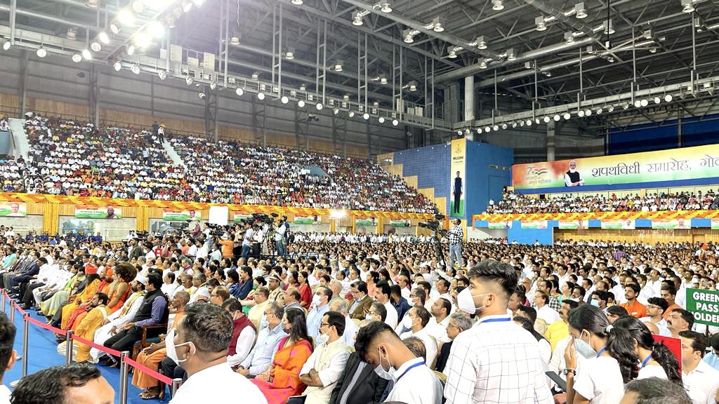 Dev_Fadnavis's tweet photo. Many congratulations to @DrPramodPSawant on being sworn in as Goa CM, once again!
I also congratulate entire #TeamGoa who took oath as Ministers.
I am confident that under the leadership of Hon PM @narendramodi ji &amp; @DrPramodPSawant you all will work hard for #GoldenGoa ! https://t.co/00BGmPT0lv