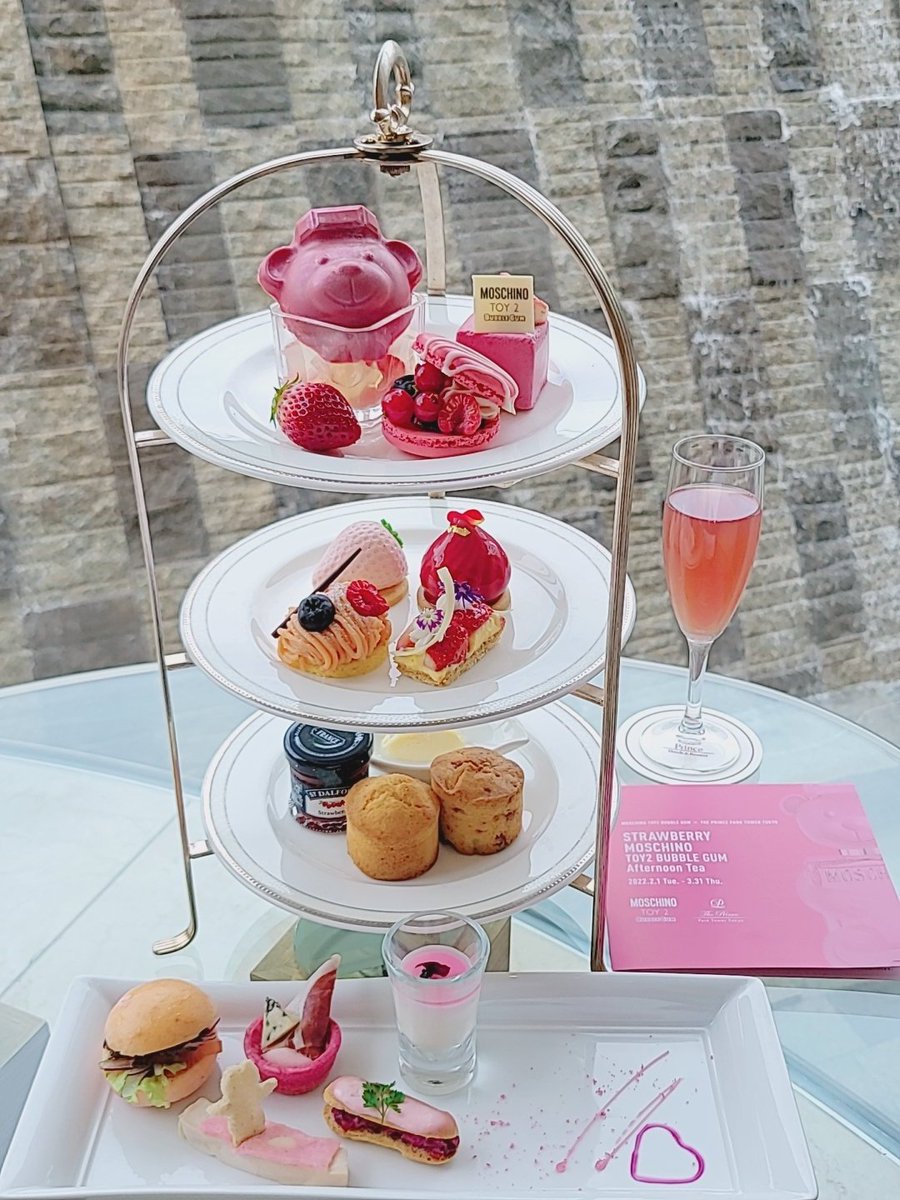 ananemiridayo's tweet photo. ピンクあふれる『STRAWBERRY MOSCHINO TOY2 BUBBLE GUM Afternoon Tea』に行ってきました~~💗🧸💗ヽ(´囚`*)/
#theprinceparktowertokyo
#PINKSOUL
#PINKADDICTED
#TOY2BUBBLEGUM https://t.co/I04pJxDKwK