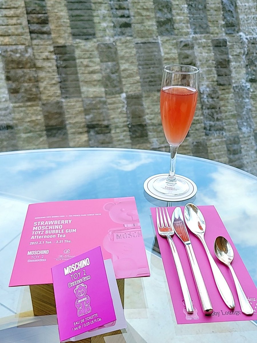 ananemiridayo's tweet photo. ピンクあふれる『STRAWBERRY MOSCHINO TOY2 BUBBLE GUM Afternoon Tea』に行ってきました~~💗🧸💗ヽ(´囚`*)/
#theprinceparktowertokyo
#PINKSOUL
#PINKADDICTED
#TOY2BUBBLEGUM https://t.co/I04pJxDKwK