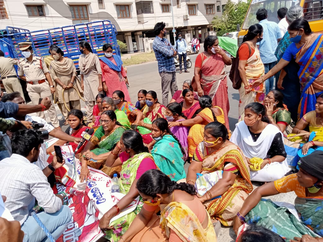 aifawh's tweet photo. Scheme workers on Strike 
#Anganwadi #ASHA #MDM workers on Strike today - 28 -29 March 2022
#Andhra_Pradesh
#StrikeHard
#Strike2SaveIndia #BharatBandh https://t.co/gwJjQPBDp5