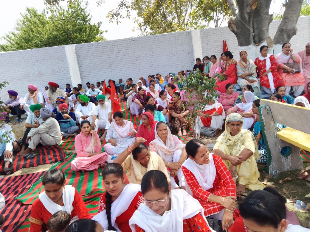 aifawh's tweet photo. Scheme workers on Strike 
#Anganwadi #ASHA #MDM workers on Strike today - 28 -29 March 2022
#Punjab
#StrikeHard
#Strike2SaveIndia #BharatBandh https://t.co/DyIfTl4Sn8
