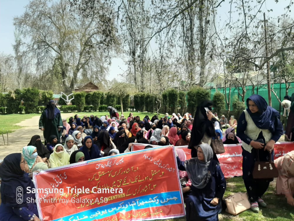 aifawh's tweet photo. Scheme workers on Strike 
#Anganwadi #ASHA #MDM workers on Strike today - 28 -29 March 2022
#JammuAndKashmir #srinagar 
#Strike2SaveIndia #BharatBandh https://t.co/BDGDpLMnlT