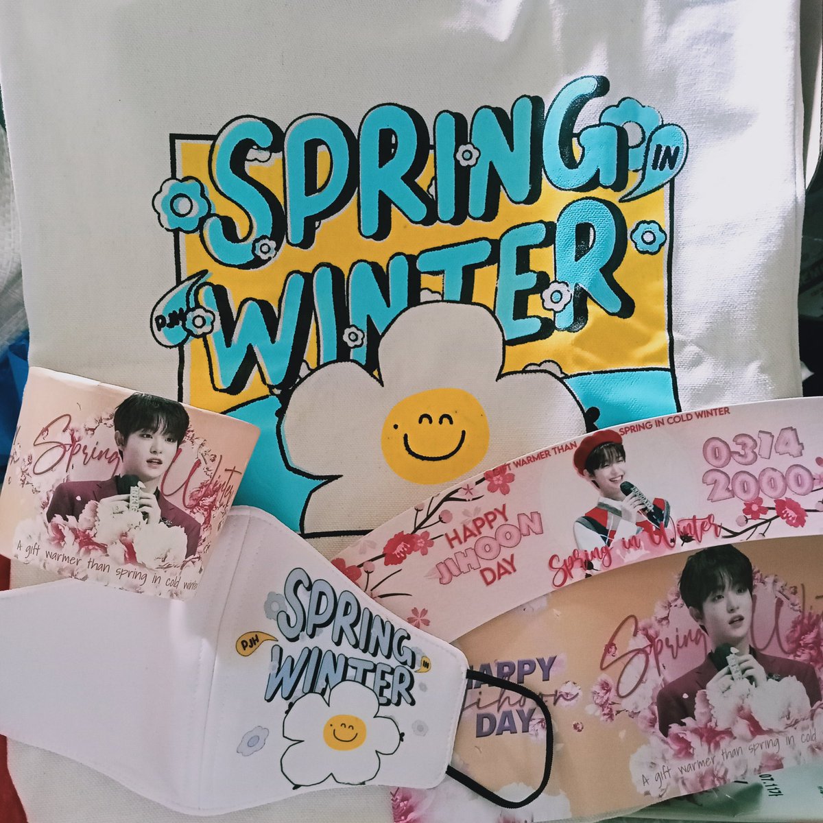 urjanesells's tweet photo. #urJanemail
🌸Jihoon stay-at-home cupsleeve event @jihoon_fairies 

This is no joke. every items is in excellent quality, lalo na yung tote bag, makapal &amp; may zipper pa sa likod! this is worth the wait. di lang nasama sa photo yung foods pero tysm po for this!!! 💖 https://t.co/1RSRzRnl1M