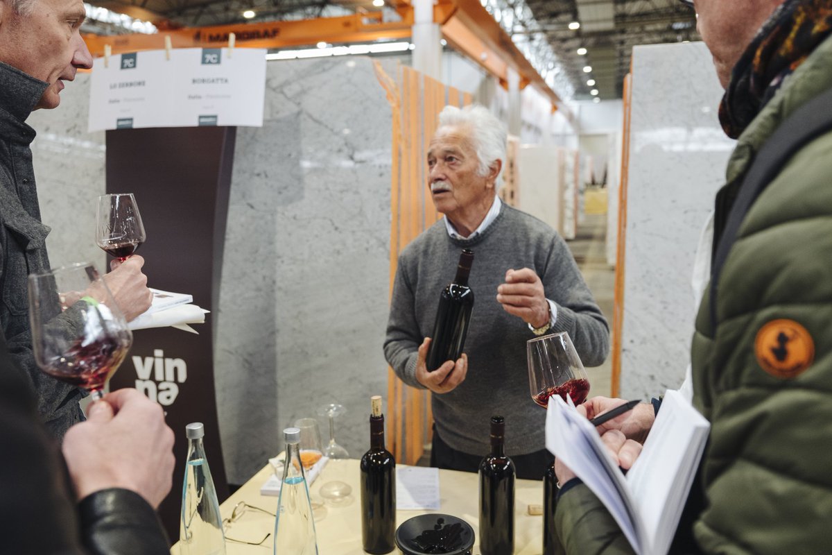 Oltre 180 produttori di #vininaturali di 10 diversi paesi, ognuno con una sua storia e un sogno comune: produrre vino naturalmente buono, con le persone e con l’ambiente. 

📸 Emilio, azienda La Borgatta.
---
🍷 #VinNaturTasting2022 🍇 
📅 9-10-11 aprile
vinnatur.org/events/vinnatu…