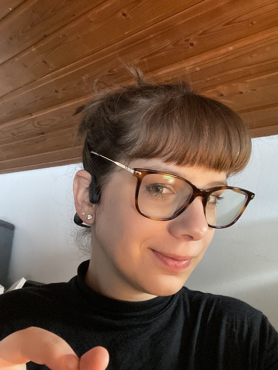 Akoneira's tweet photo. Meine eingeschränkte Intelligenz kommt nicht darauf klar, dass ich Musik hören kann, ohne was im Ohr zu haben. 
Beeindruckend 🤩🤩👌🏻 
Für alle #techniknerd|s ein paar Infos von der Rückseite ;) https://t.co/yrVuCifxbA