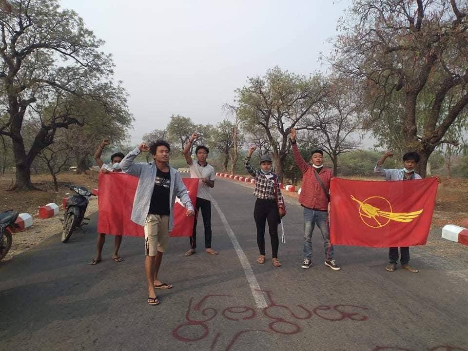 2021Revtweets's tweet photo. Main Strike of Letpadaungtaung area staged a protest against Genocidal Dictatorship on the main road of Salingyi by chanting revolutionary slogans.
#2022Mar28Coup 
#HelpMyanmarIDPs 
#WhatsHappeningInMyanmar https://t.co/EiYw8y5ogQ