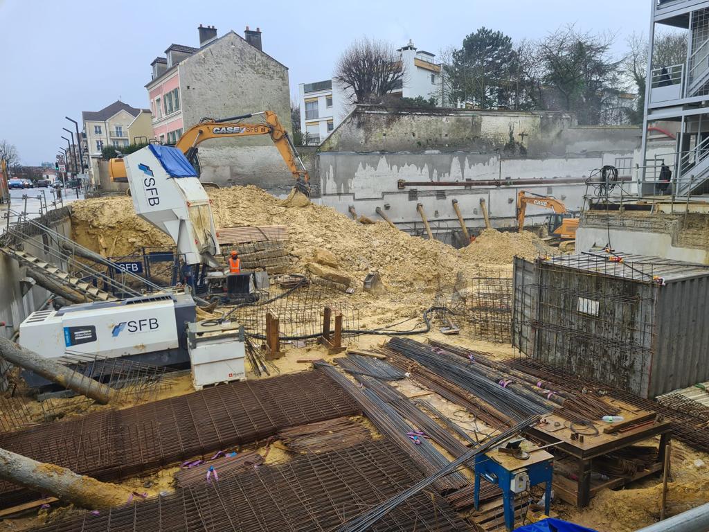 #ChatenayMalabry
Aux côtés de notre partenaire historique <a href="/SFB/">sfb</a>, nous intervenons sur un chantier de construction de 7 bâtiments de logements
Ici nous évacuons 25 000 tonnes de terres polluées et 35 000 tonnes de terres inertes, avec un taux de valorisation de 94%
#Chantier