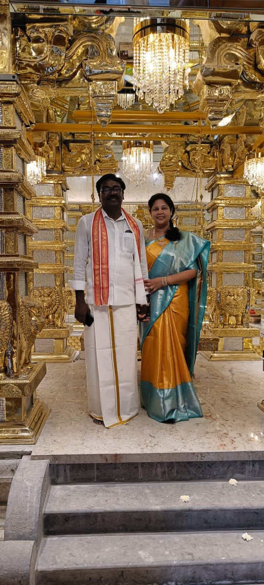 124349's tweet photo. నేడు *యాదాద్రి శ్రీ లక్ష్మినరసింహ స్వామి దేవస్థానంలో నిర్వహించే మహాకుంభ సంప్రోక్షణ కు కుటుంబ సమేతంగా హాజరైనా రాష్ట్ర రవాణా శాఖ *మంత్రి పువ్వాడ అజయ్ కుమార్* గారు, సతీమణి పువ్వాడ వసంత లక్ష్మి గారు..
@AjayPuvvada @lingalakamalraj https://t.co/U1Qt8YYjGM