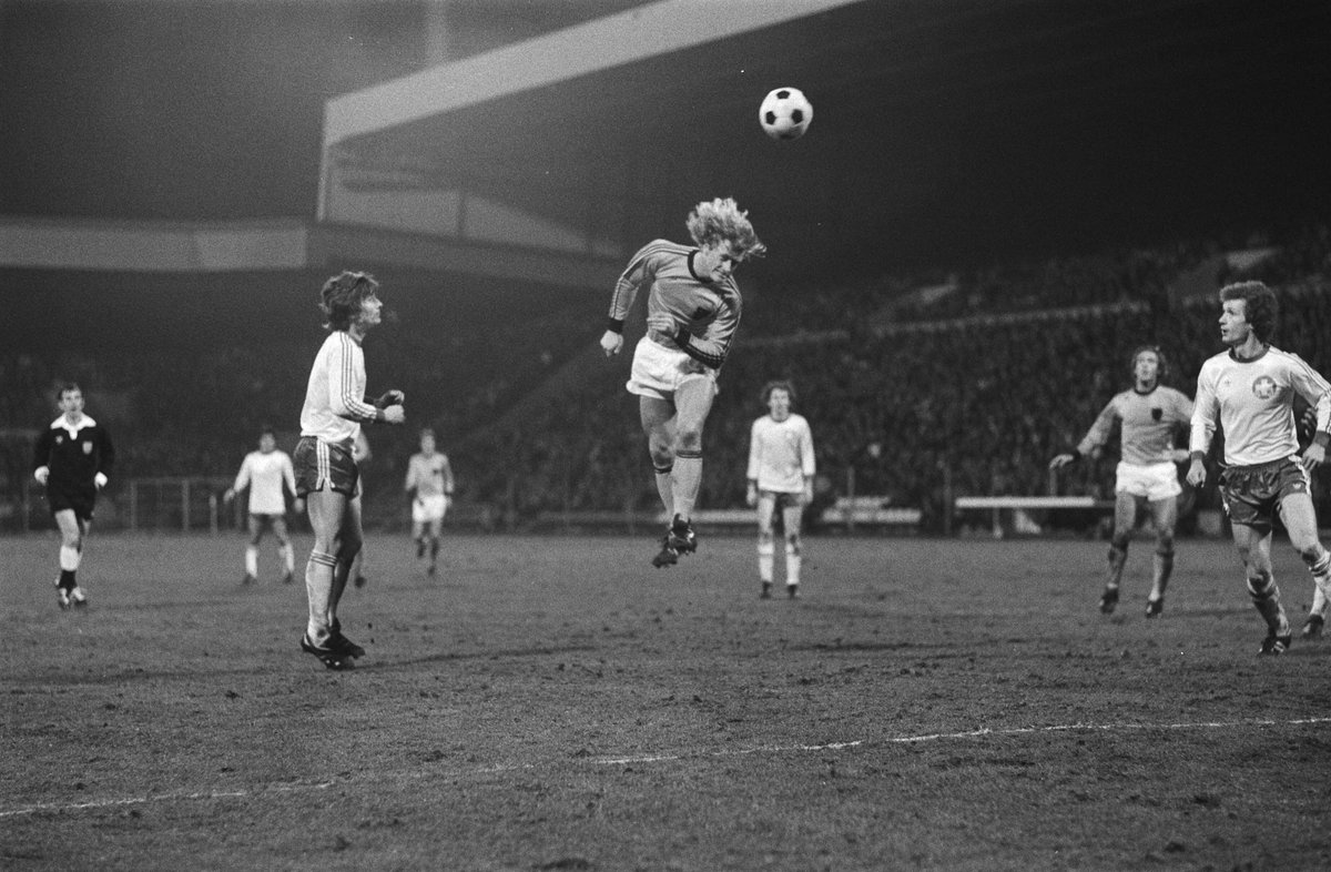 Voetballegends1's tweet photo. Vandaag 43 jaar geleden won Oranje in het Philips Stadion het EK 1980 kwalificatie duel tegen Zwitserland met 3-0. Op 28 maart 1979 scoorden Kees Kist (zie foto Nationaal Archief), John Metgod en Jan Peters in Eindhoven de doelpunten voor @OnsOranje. #nedzwi #keeskist #onsoranje https://t.co/cfPLNashLY