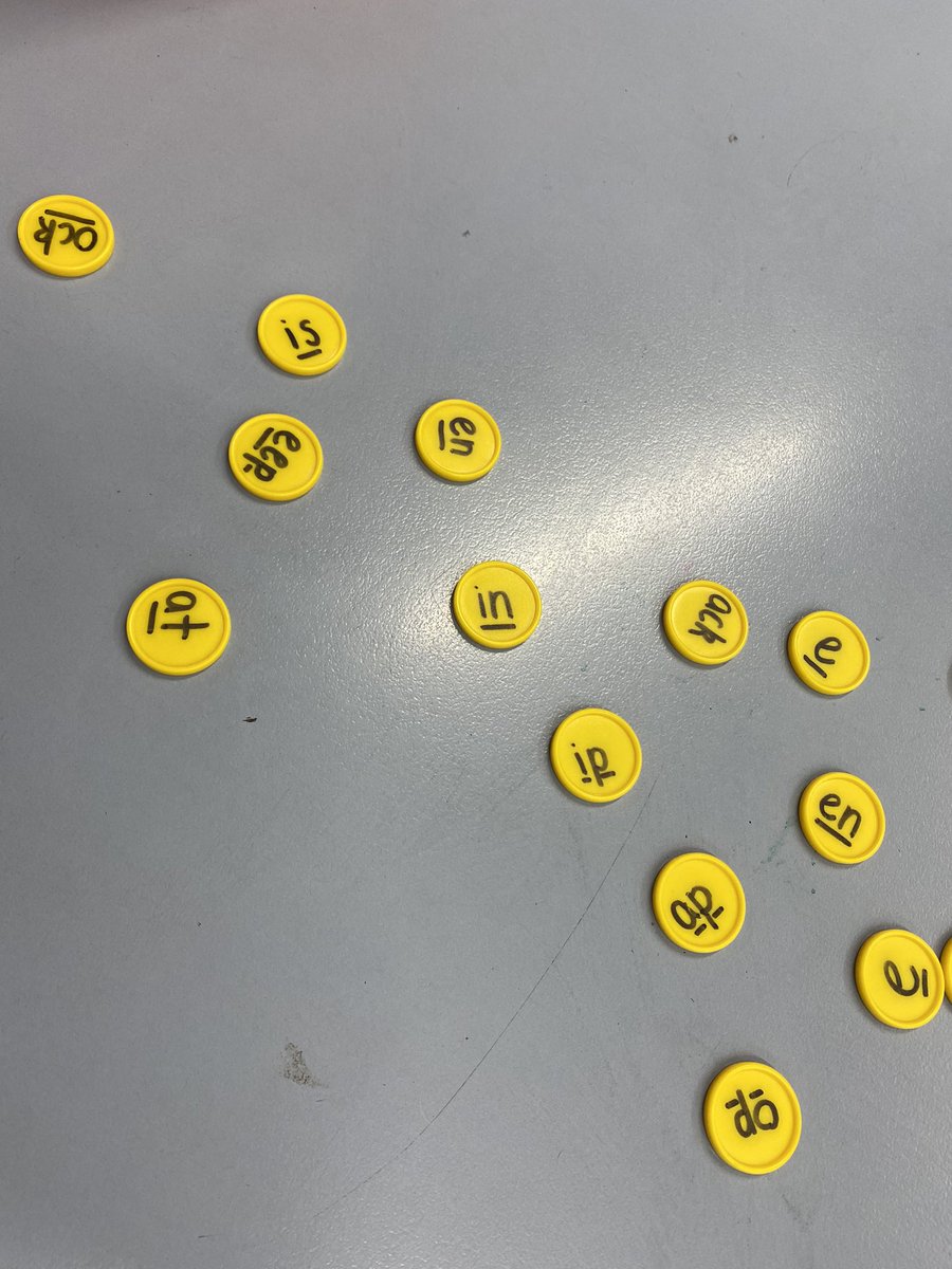 MissGrima_'s tweet photo. Blends and digraphs! This recycled connect 4 game was a great way for my year 1 students to practice their digraphs and blends. Students build words using the counters and write them in their literacy books. The kids love it and it’s a great literacy rotation activity✏️ #ACUedu_p https://t.co/WJbLKEvPhv