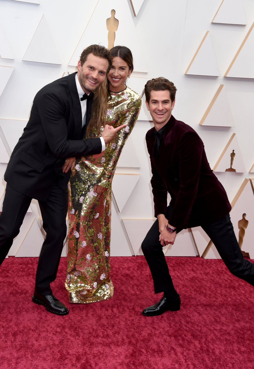 ElenaCheArt's tweet photo. Бгггггг😅 Эндрю лучший💝
Andrew Garfield with Jamie Dornan and Amelia Warner #Oscars #Oscars2022 #Oscarsredcarpet #оскар https://t.co/ThXPa2fMuh