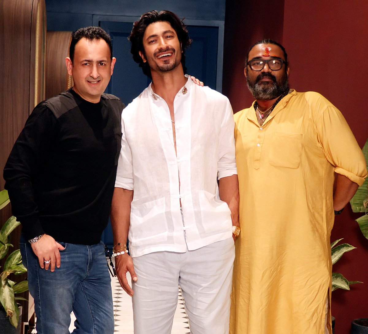 ndtvgoodtimes's tweet photo. Actor @VidyutJammwal anounces his new film titled #SherSinghRaana helmed by director #ShreeNarrayanSingh.
@vinodbhanu @ranashersingh17 @BSL_Films #MatargashtiFilms #KamleshBhanushali @vishalgurnani5 #VishalTyagi #VidyutJammwal https://t.co/sIrWcVLVty