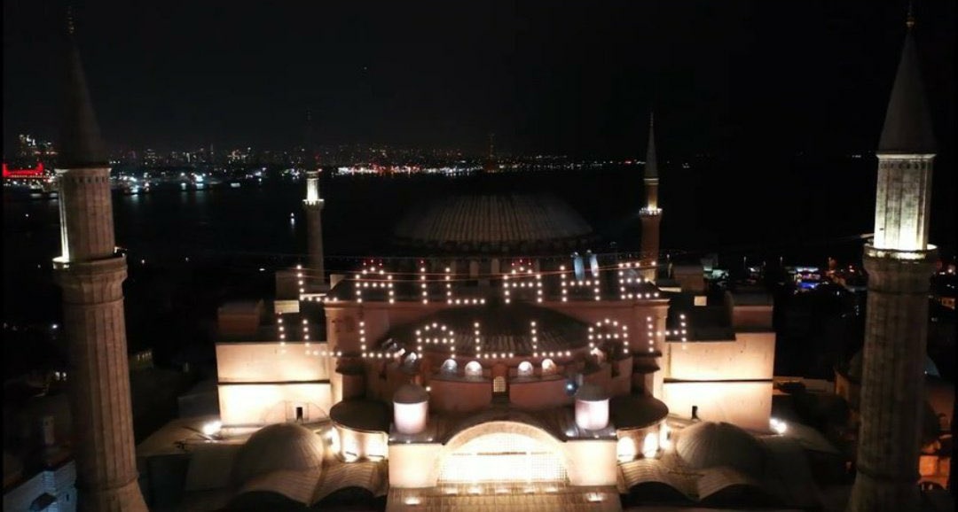 Havva_turkoglu's tweet photo. bazı şiirler yazılmaz, inşa edilir.  #Ayasofya https://t.co/9312xM25G6