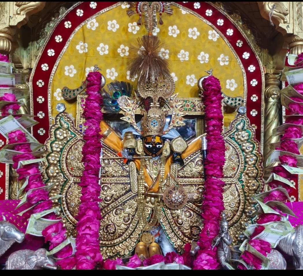 KapilShrimali's tweet photo. श्री सांवलिया सेठ की जय (आज के दर्शन) 28 मार्च https://t.co/ORjaHWoxU4