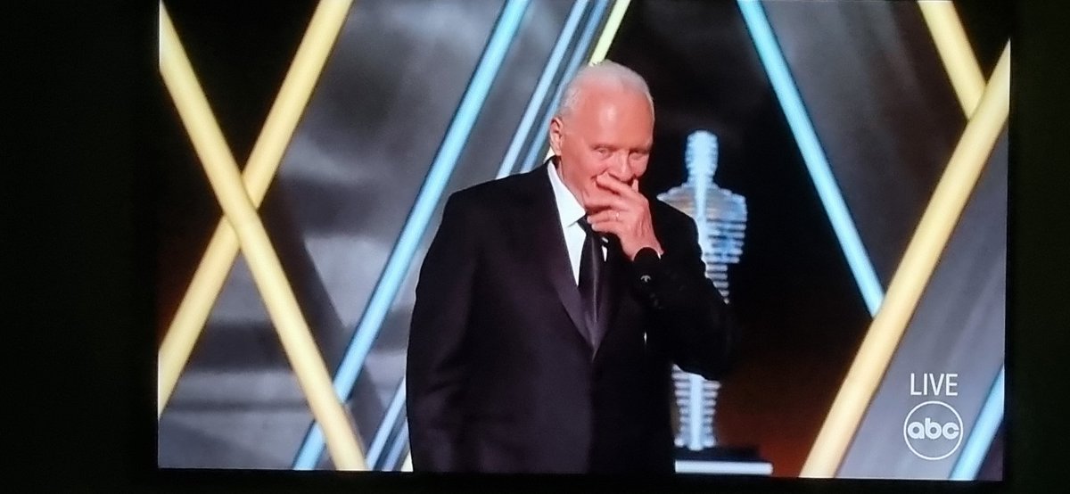 "Will Smith ya lo dijo todo... excepto paz y amor".

Qué forma tan elegante de darle un golpe con guante blanco a Smith.

Todo un caballero.