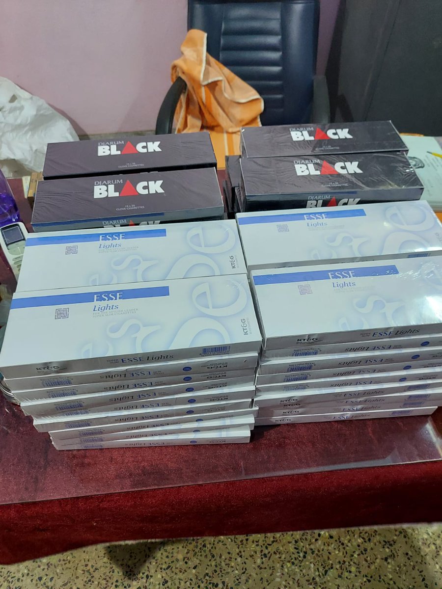 kolkata_customs's tweet photo. Acting on specific intelligence the officers of #PreventiveCommWB seized a total of 1lakh sticks of assorted foreign origins #cigarettes worth ₹15lakhs from #CossiporeRailwayStation on 27.3.22. A person got arrested @cbic_india @PIBKolkata @DDBanglaNews https://t.co/8h4lwsRBrl