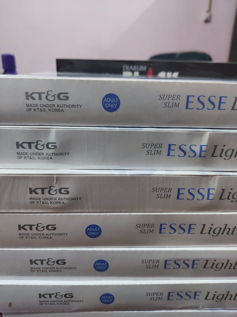 kolkata_customs's tweet photo. Acting on specific intelligence the officers of #PreventiveCommWB seized a total of 1lakh sticks of assorted foreign origins #cigarettes worth ₹15lakhs from #CossiporeRailwayStation on 27.3.22. A person got arrested @cbic_india @PIBKolkata @DDBanglaNews https://t.co/8h4lwsRBrl