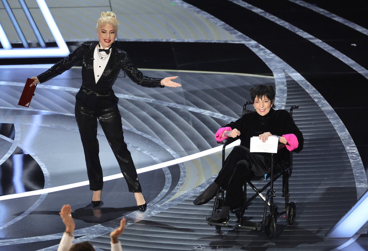 HelloCanada's tweet photo. Ladies &amp; gentlemen, Liza Minelli! #Oscar https://t.co/rcdLwCluML